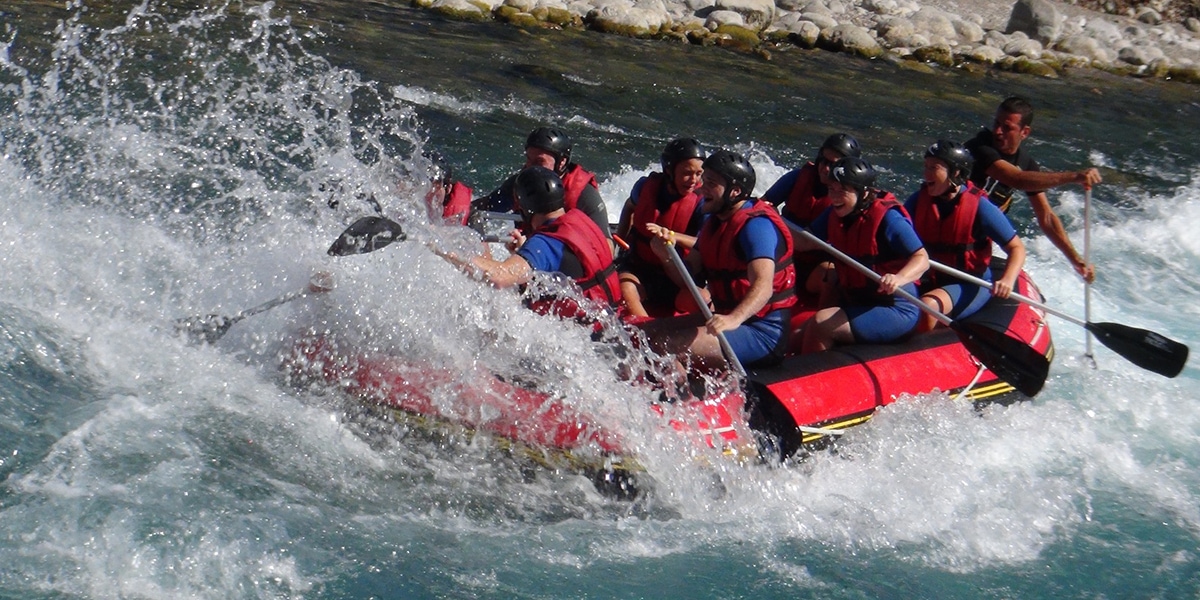 equipo haciendo rafting en bañor ecuador