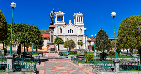 Matriz Church in 13th of November Park in Alausí