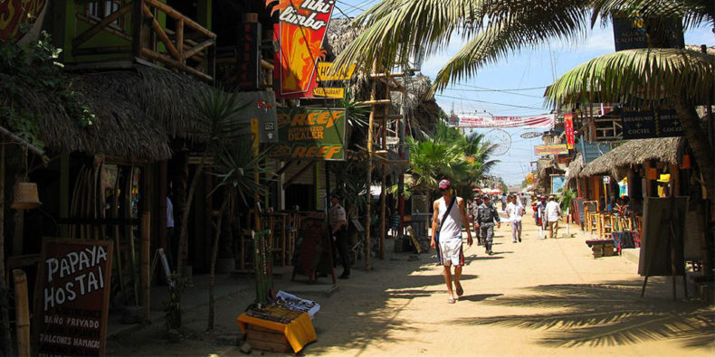 La rue principale du village de Montañita.