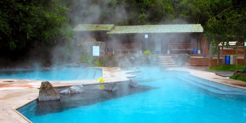 Piscina quente com vapor nas Aguas termais de Papallacta - Quito - Equador