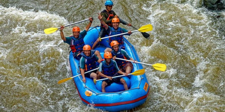 grupo de pessoas fazendo rafting em banos equador