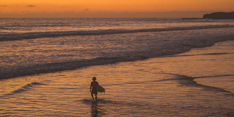 surfing in montañita